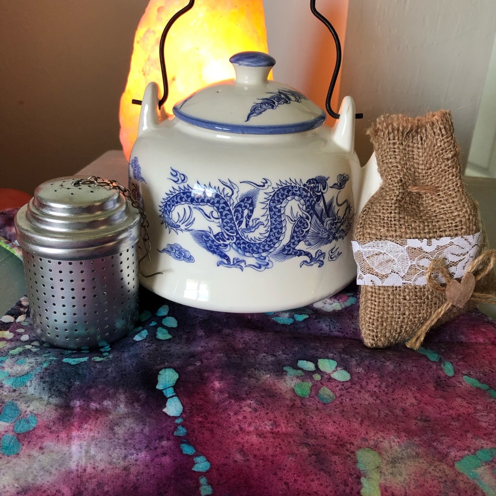 Teapot, tea infuser and organic loose leaf tea